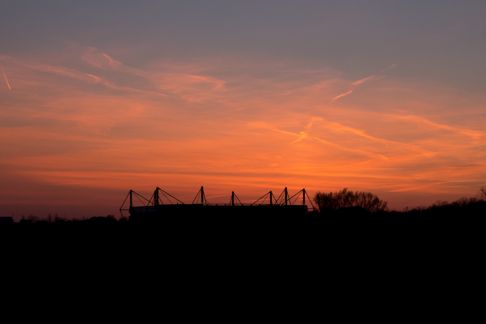 Sonnenuntergang über dem Signal Iduna Park