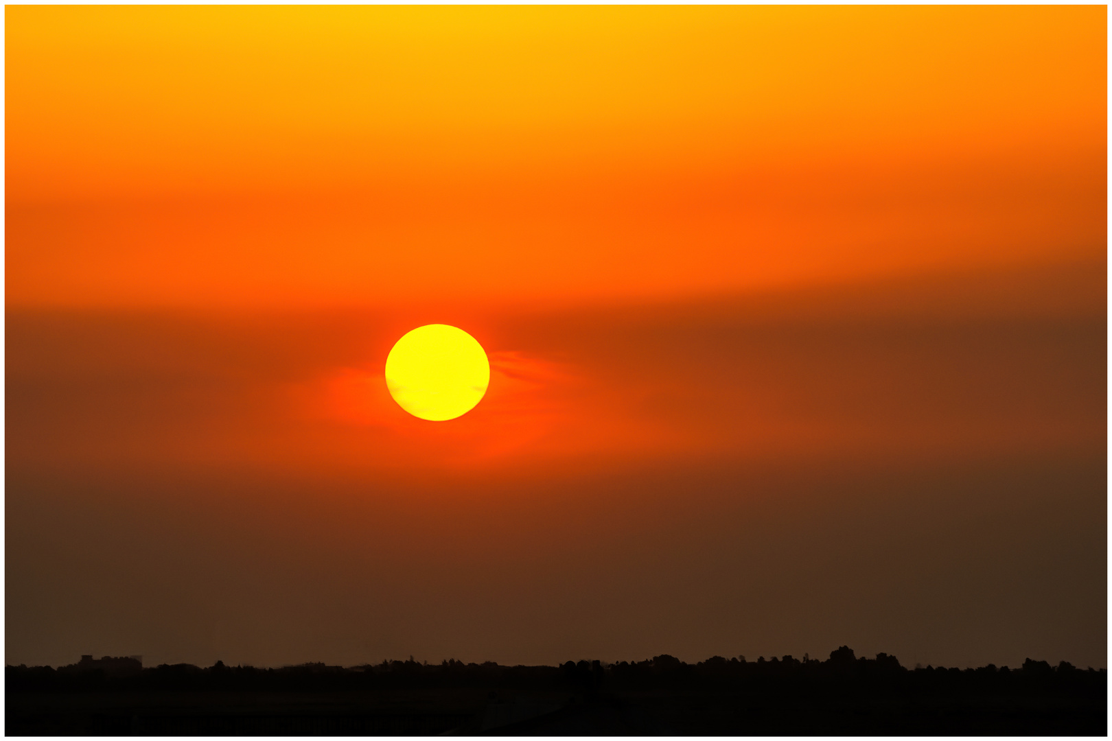 Sonnenuntergang über dem Suezkanal nach einem Sandsturm