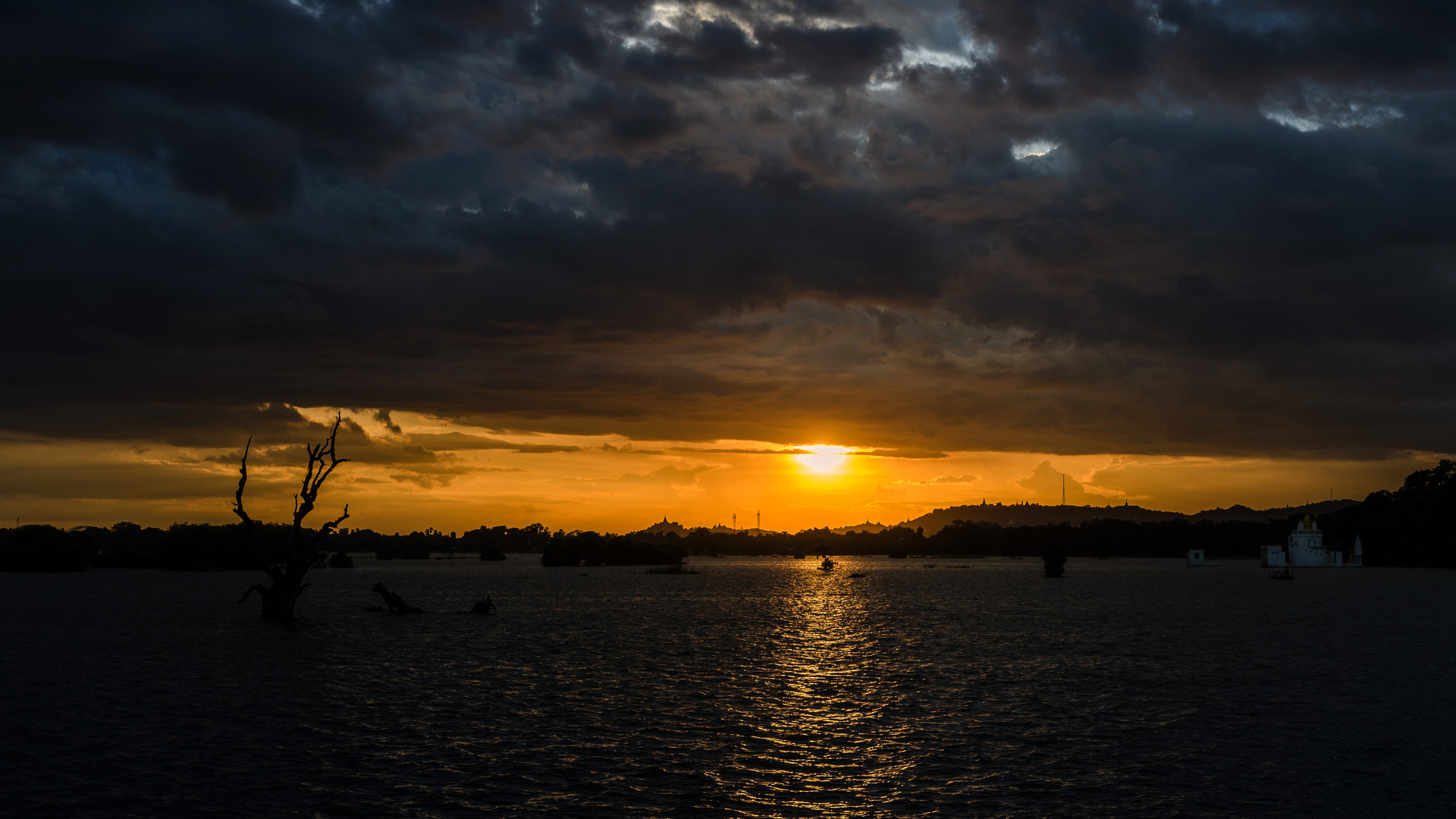 Sonnenuntergang über dem Tangmyo-See