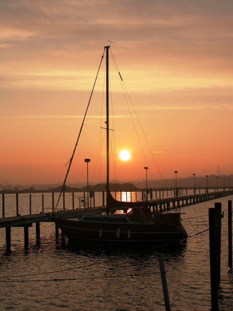 Sonnenuntergang über dem verwaisten Sportboothafen von Heiligenhafen Mitte November 2007