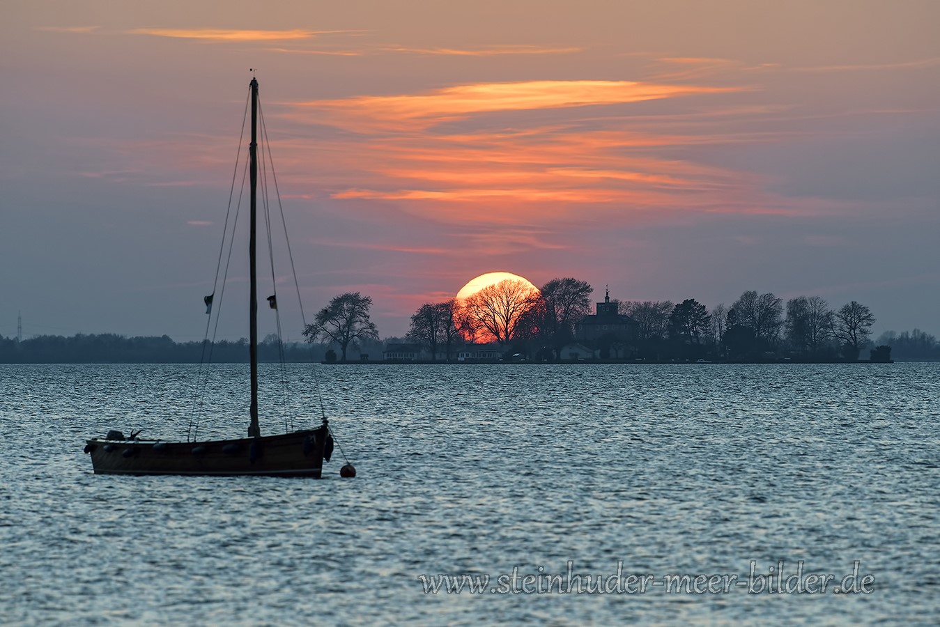 Sonnenuntergang über dem Wilhelmstein am Steinhuder Meer