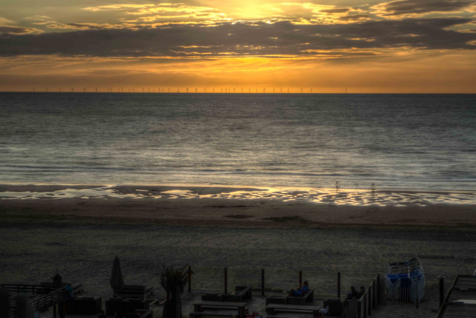 Sonnenuntergang über dem Windpark Zandvoort