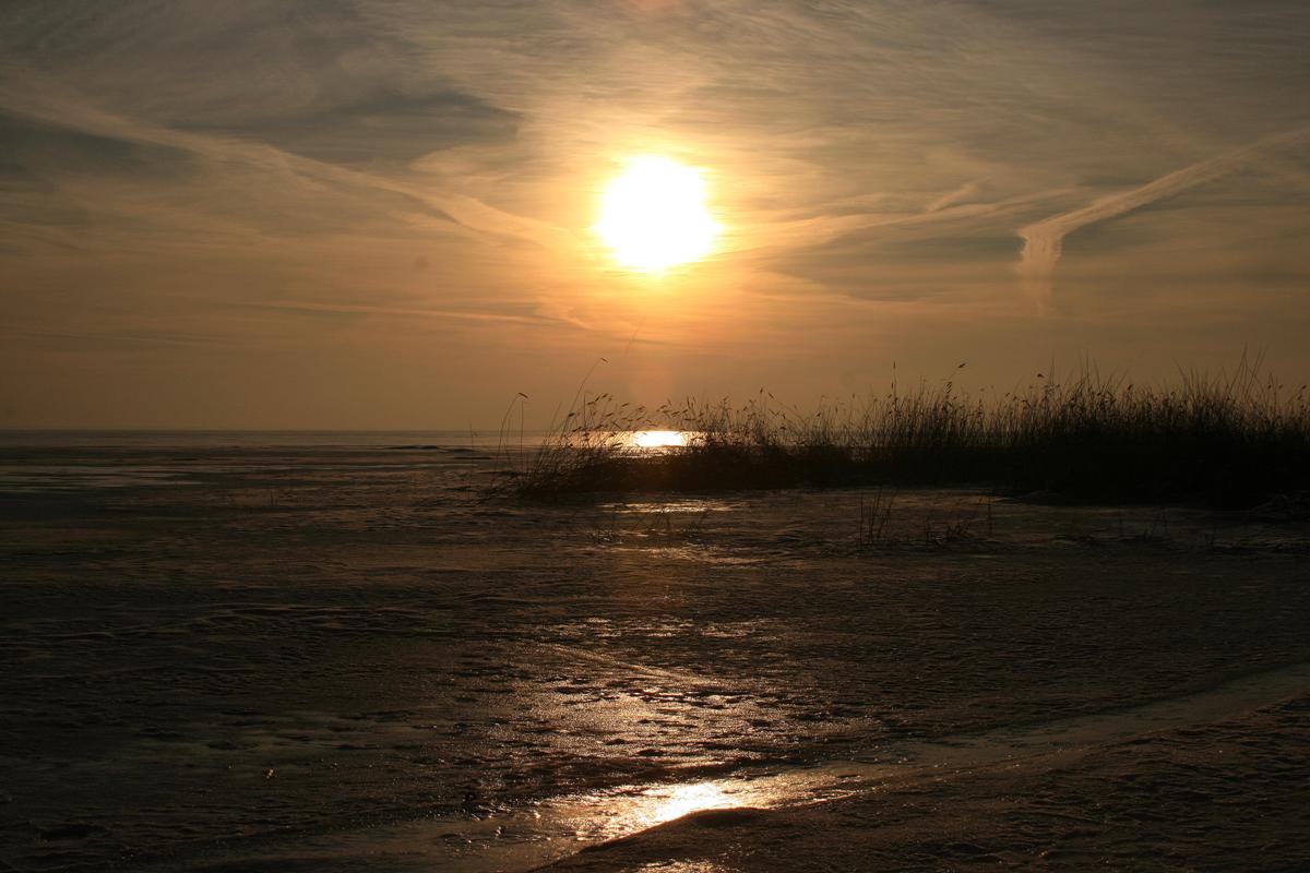 Sonnenuntergang über dem zugefrorenem Haff