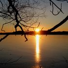 Sonnenuntergang über dem zugefrorenen See