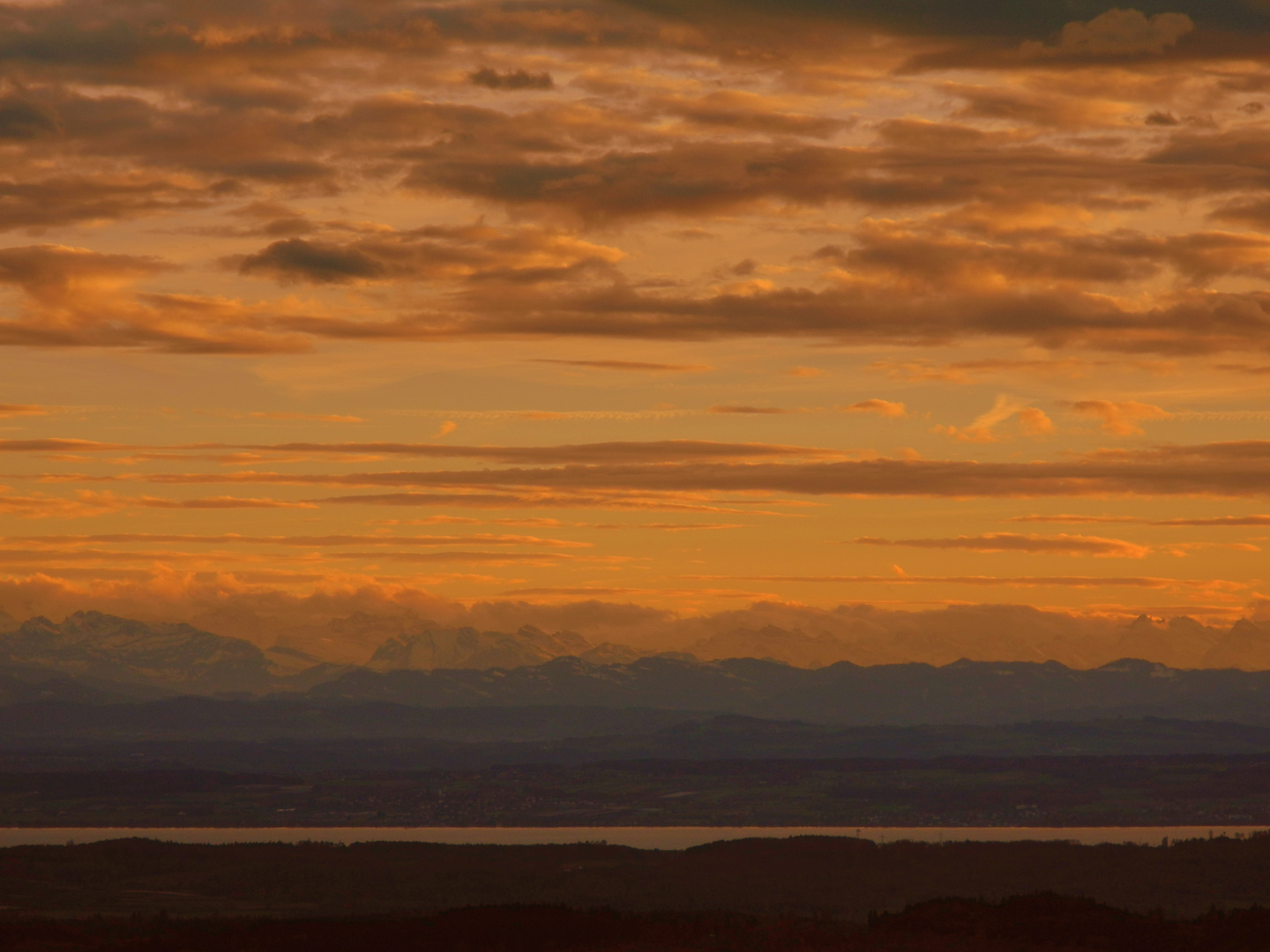 Sonnenuntergang über den Alpen vom Höchsten aus gesehen