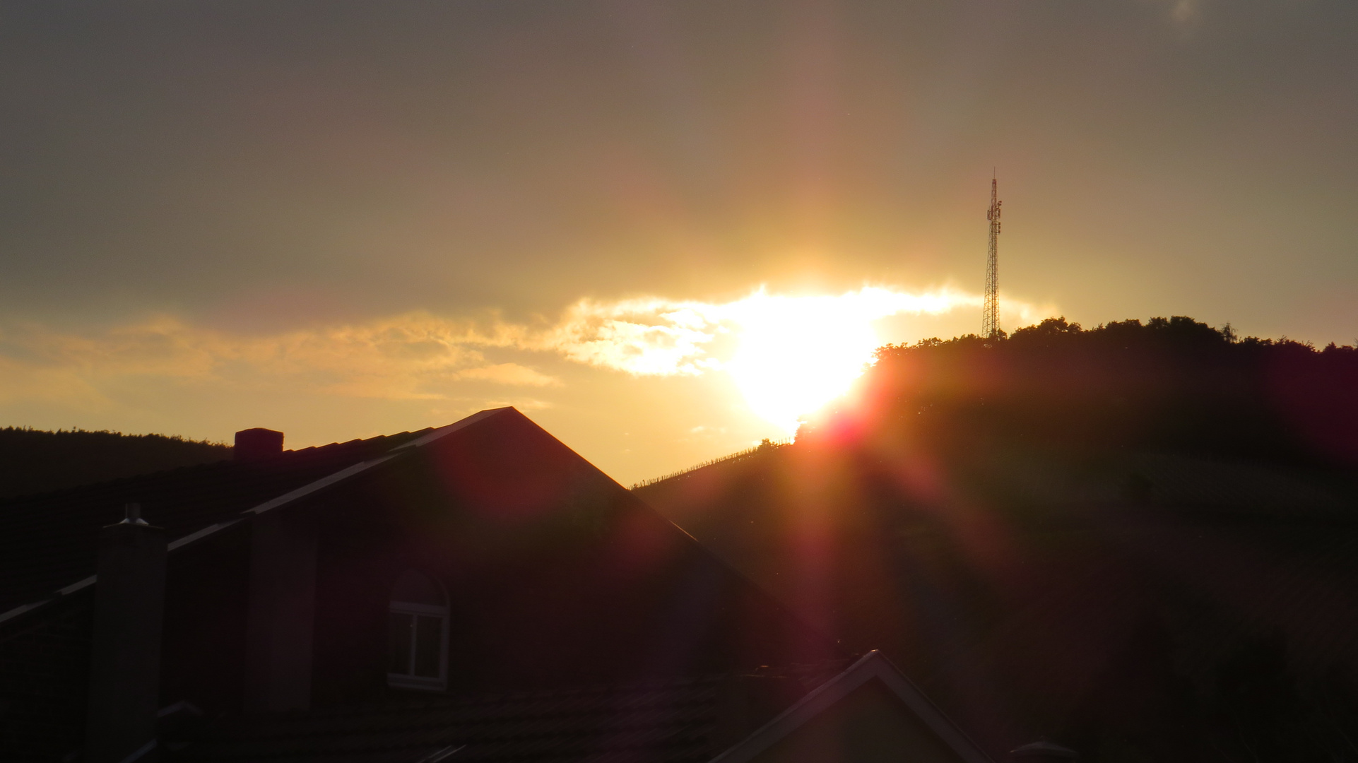 Sonnenuntergang über den Bergen