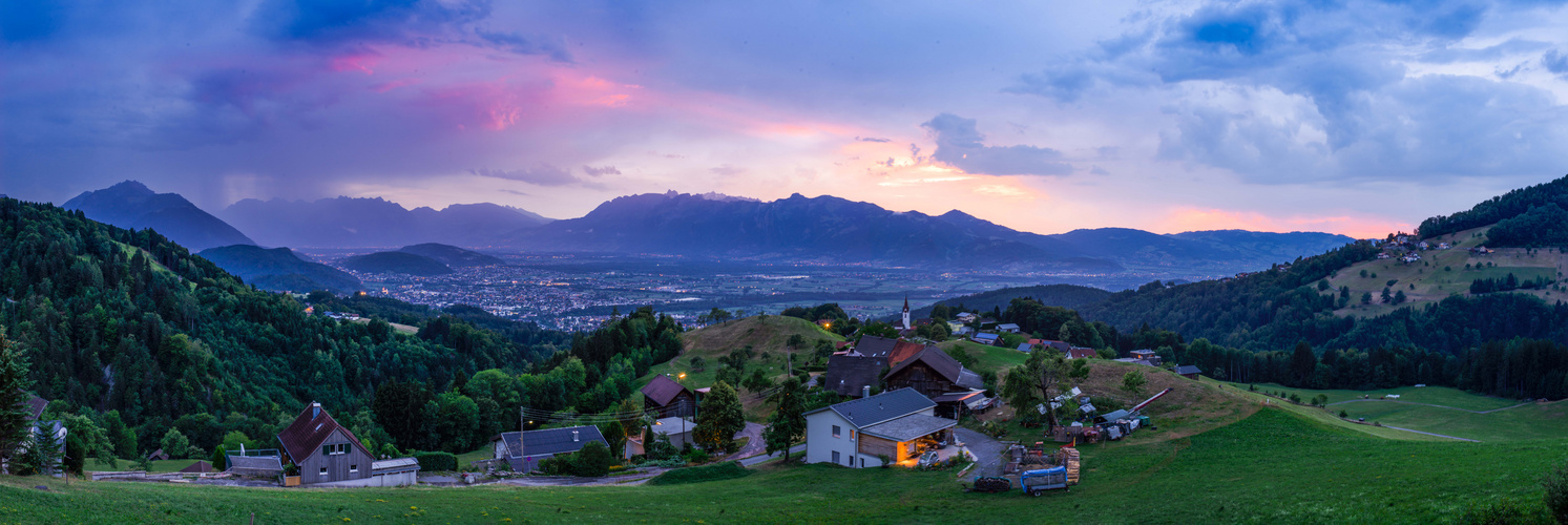 Sonnenuntergang über den Bergen 