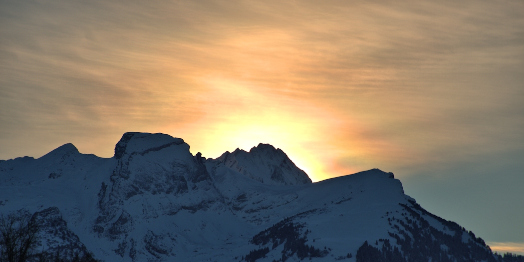 Sonnenuntergang über den Bergen