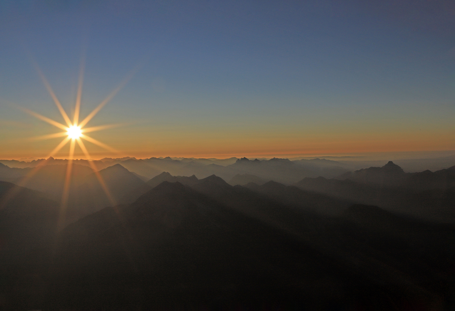 Sonnenuntergang über den Bergen