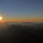 Sonnenuntergang über den Bergen