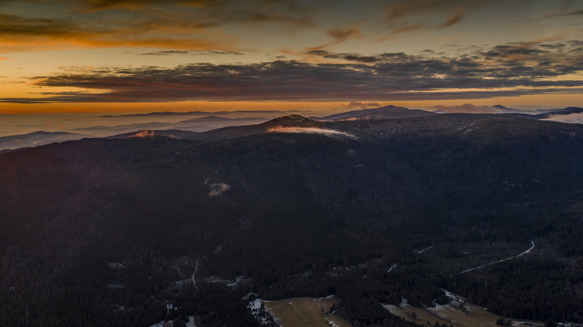 Sonnenuntergang über den Bergen des Bayerischen Waldes