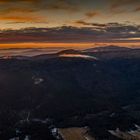 Sonnenuntergang über den Bergen des Bayerischen Waldes