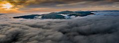 Sonnenuntergang über den Bergen des Bayerischen Waldes