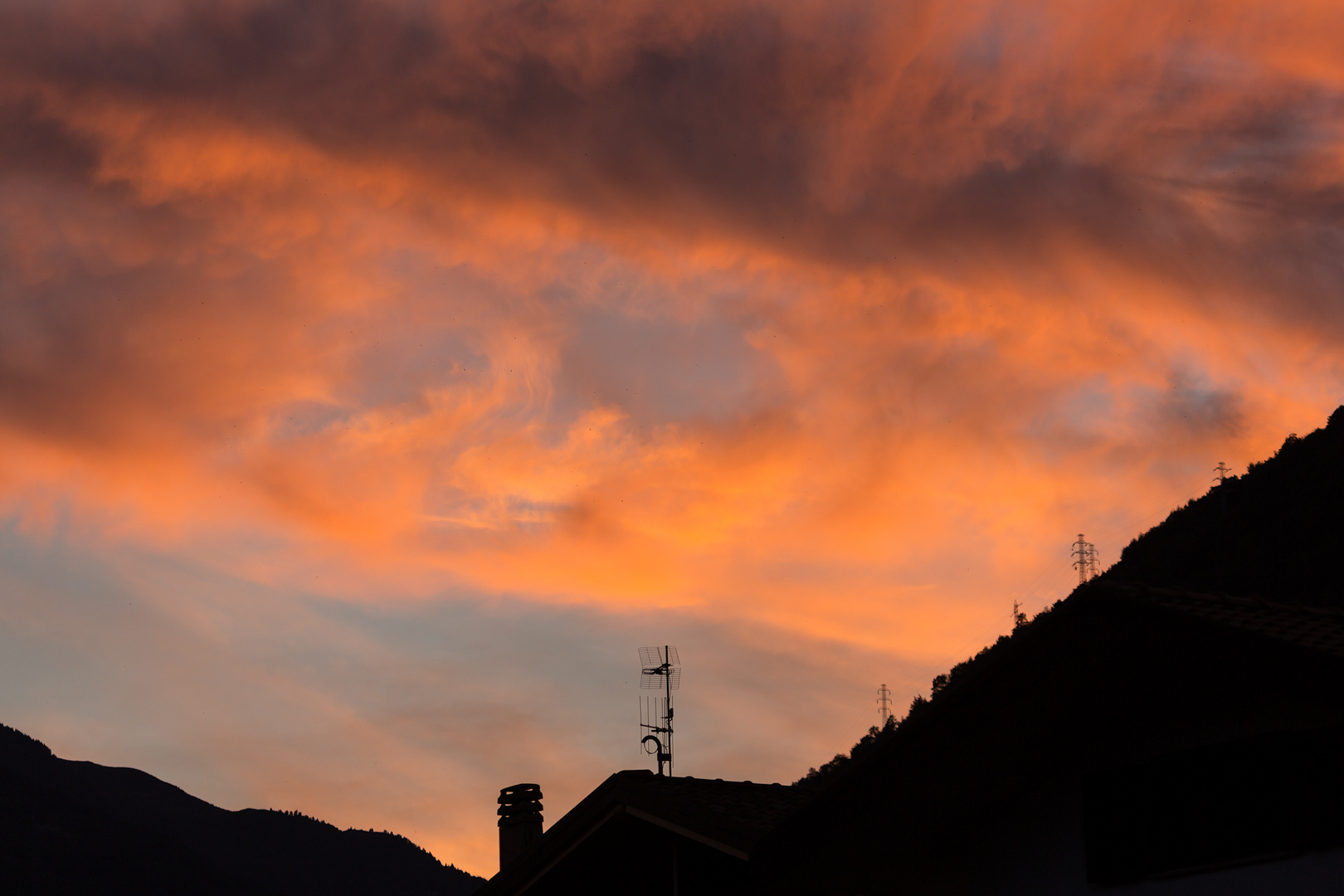 Sonnenuntergang über den Bergen von Domaso