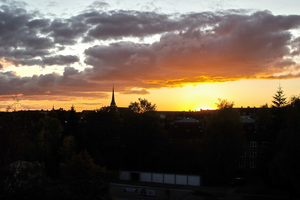 Sonnenuntergang über den Dächern von Kiel