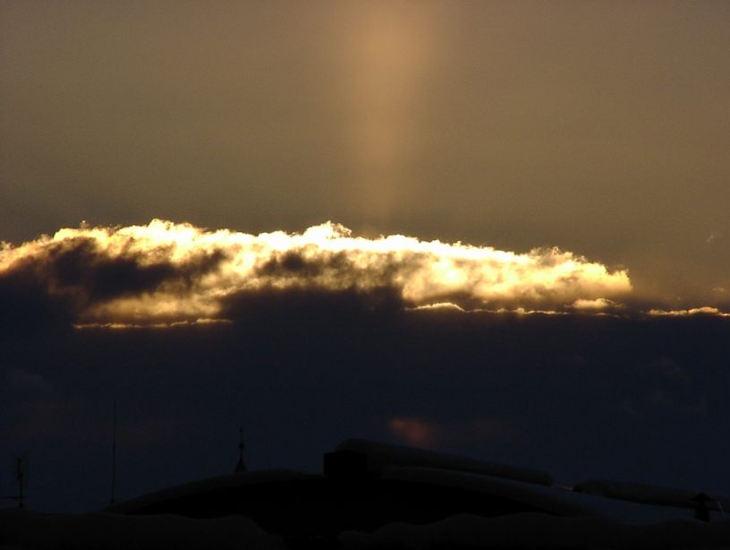 Sonnenuntergang über den Dächern von Nürnberg an einem sehr kalten Tag