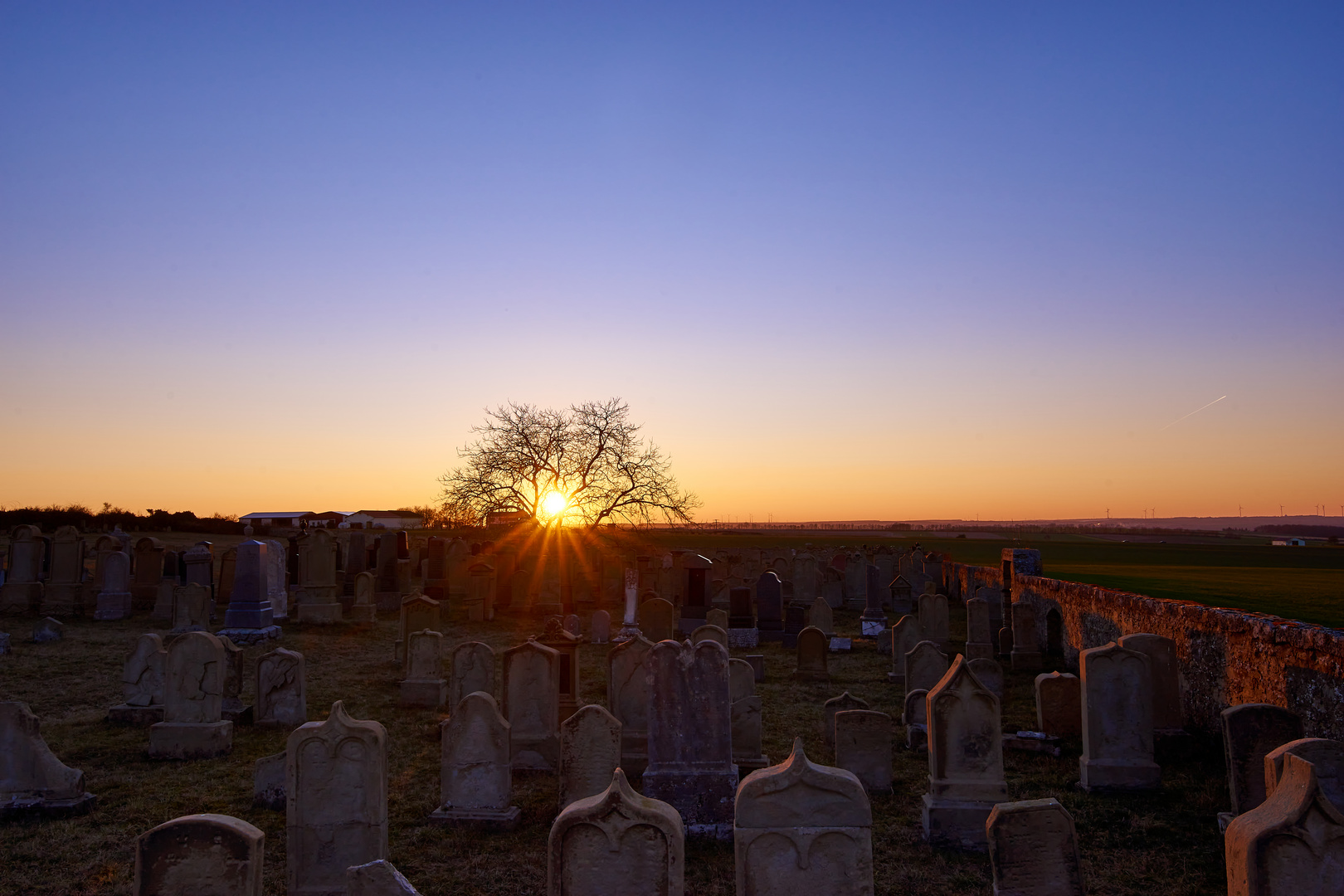 Sonnenuntergang über den Gräbern