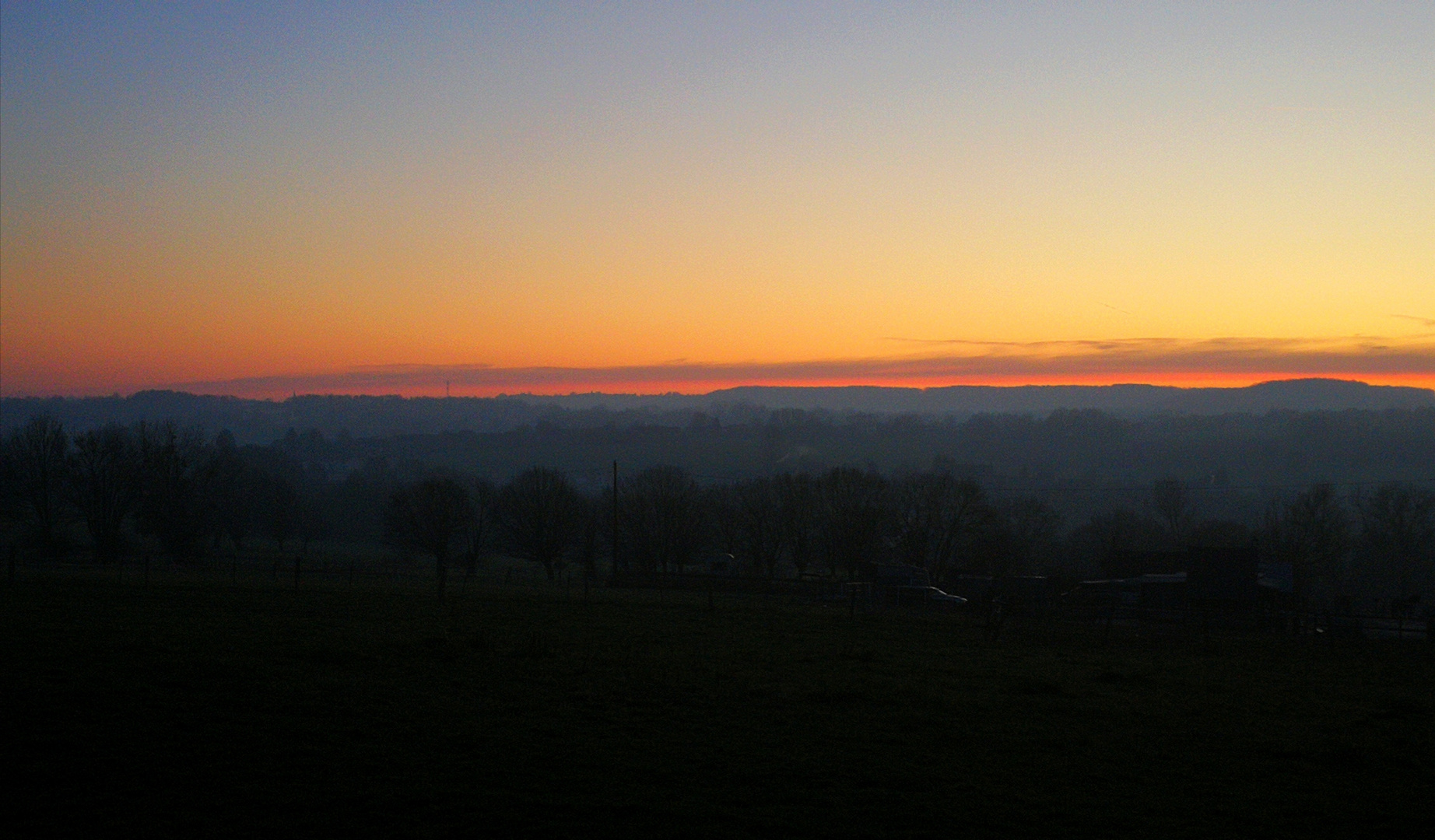 Sonnenuntergang über den Hügeln