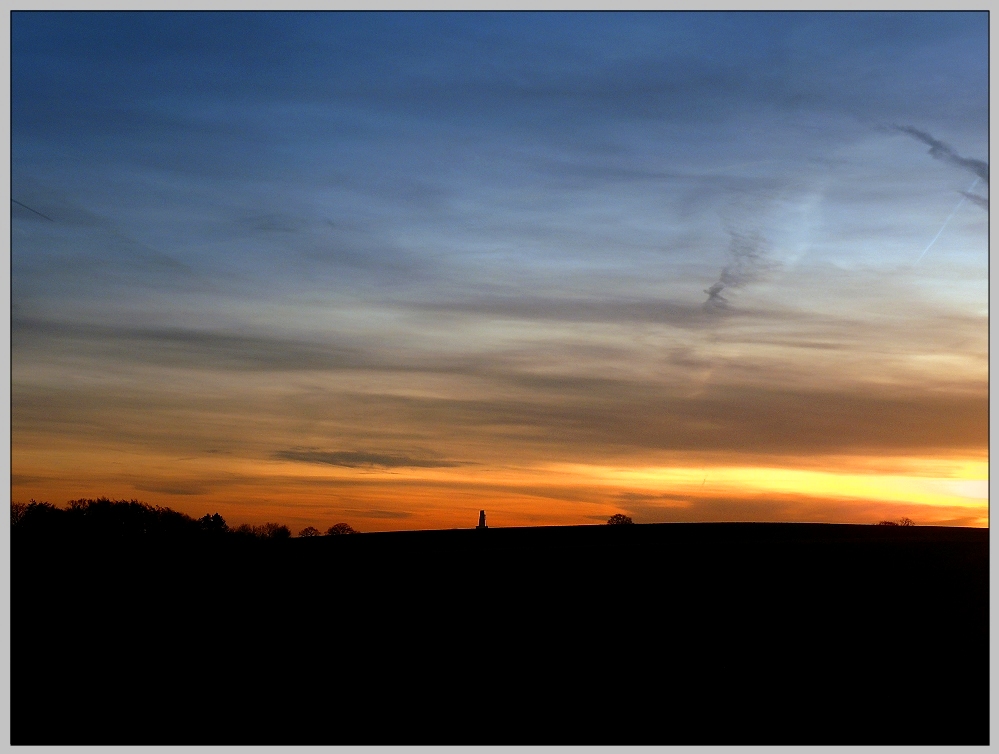 Sonnenuntergang über den Hügeln