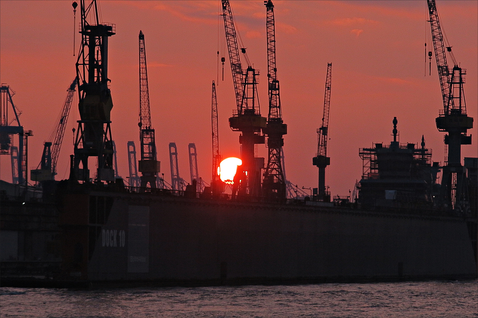 Sonnenuntergang über den Kränen bei Bloom + Voss in Hamburg