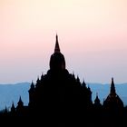 Sonnenuntergang über den Pagoden von Bagan