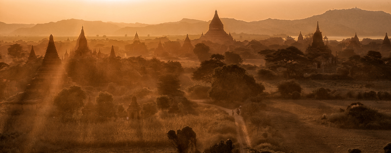 Sonnenuntergang über den Pagoden von Bagan, Myanmar