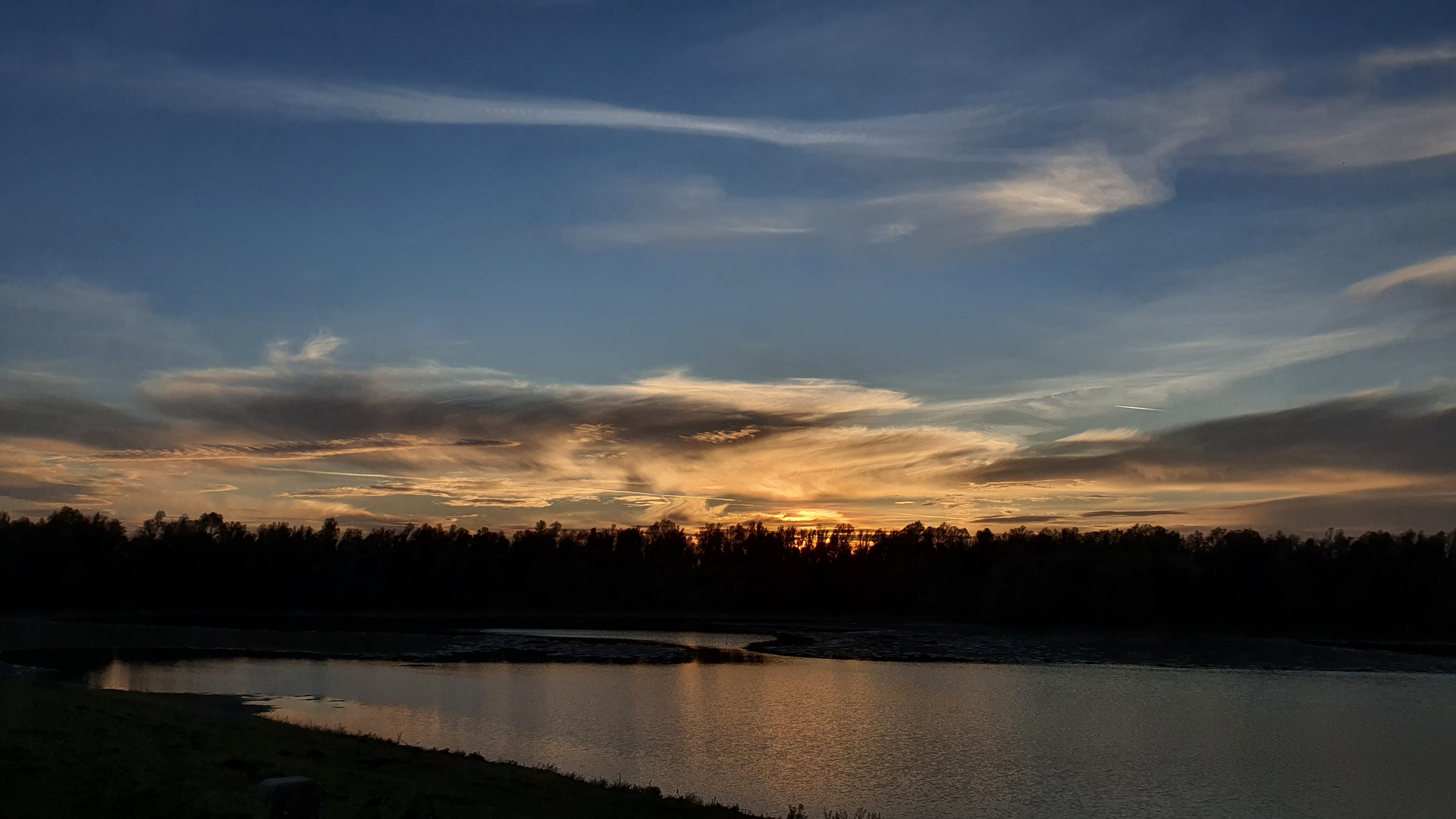 Sonnenuntergang über den Rheinauen