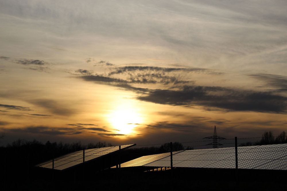 Sonnenuntergang über den Solarzellen