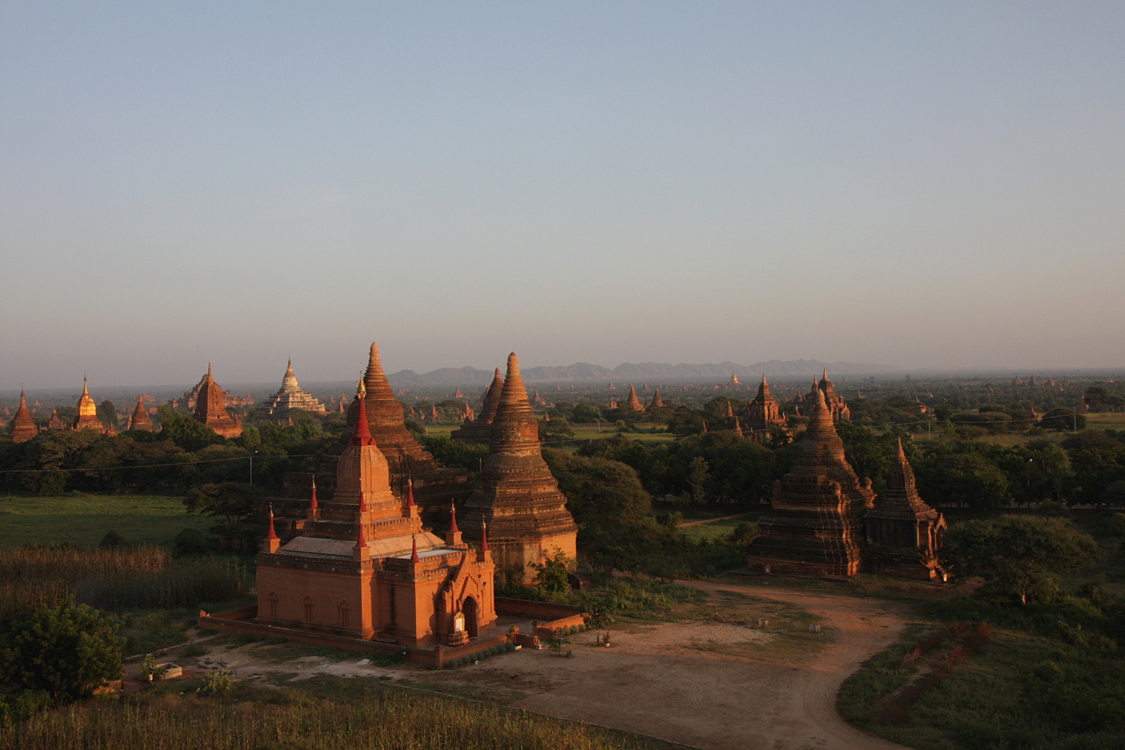 Sonnenuntergang über den Tempeln von Bagan