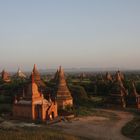 Sonnenuntergang über den Tempeln von Bagan