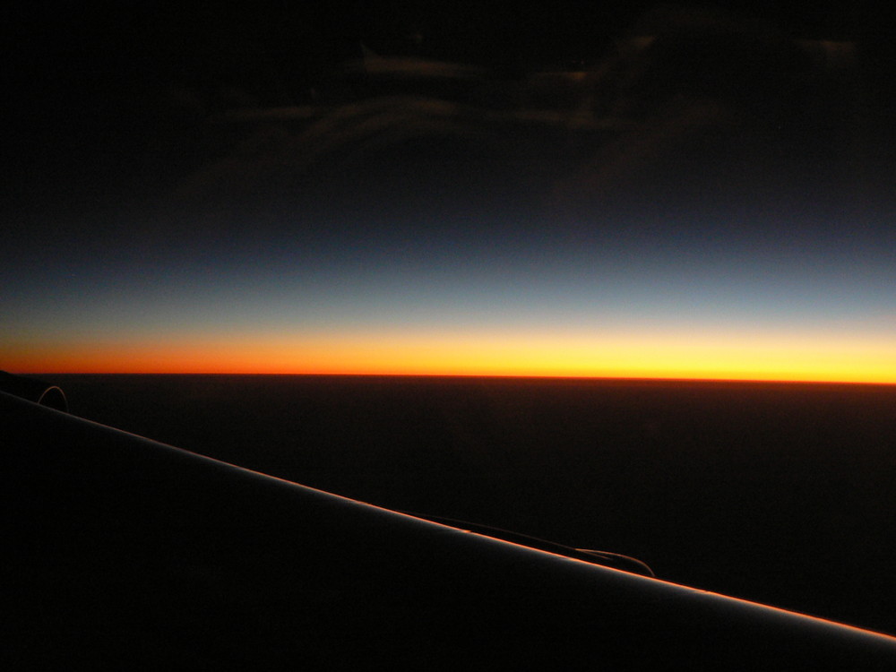 Sonnenuntergang über den Wolken aus dem Flieger