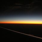 Sonnenuntergang über den Wolken aus dem Flieger