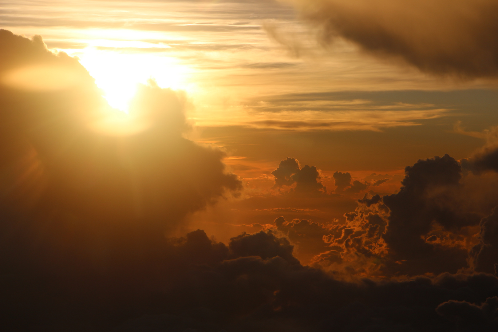 Sonnenuntergang über den Wolken