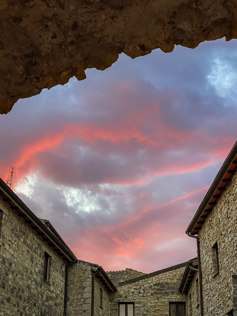 Sonnenuntergang über der Altstadt von Fondi