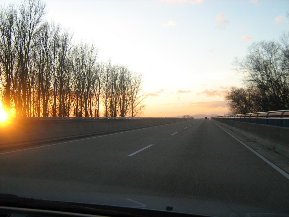 Sonnenuntergang über der autobahnbrücke