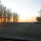 Sonnenuntergang über der autobahnbrücke