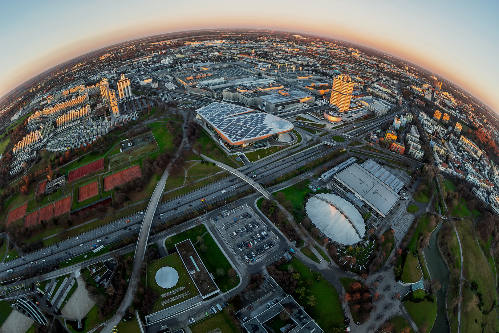 Sonnenuntergang über der BMW-Welt München