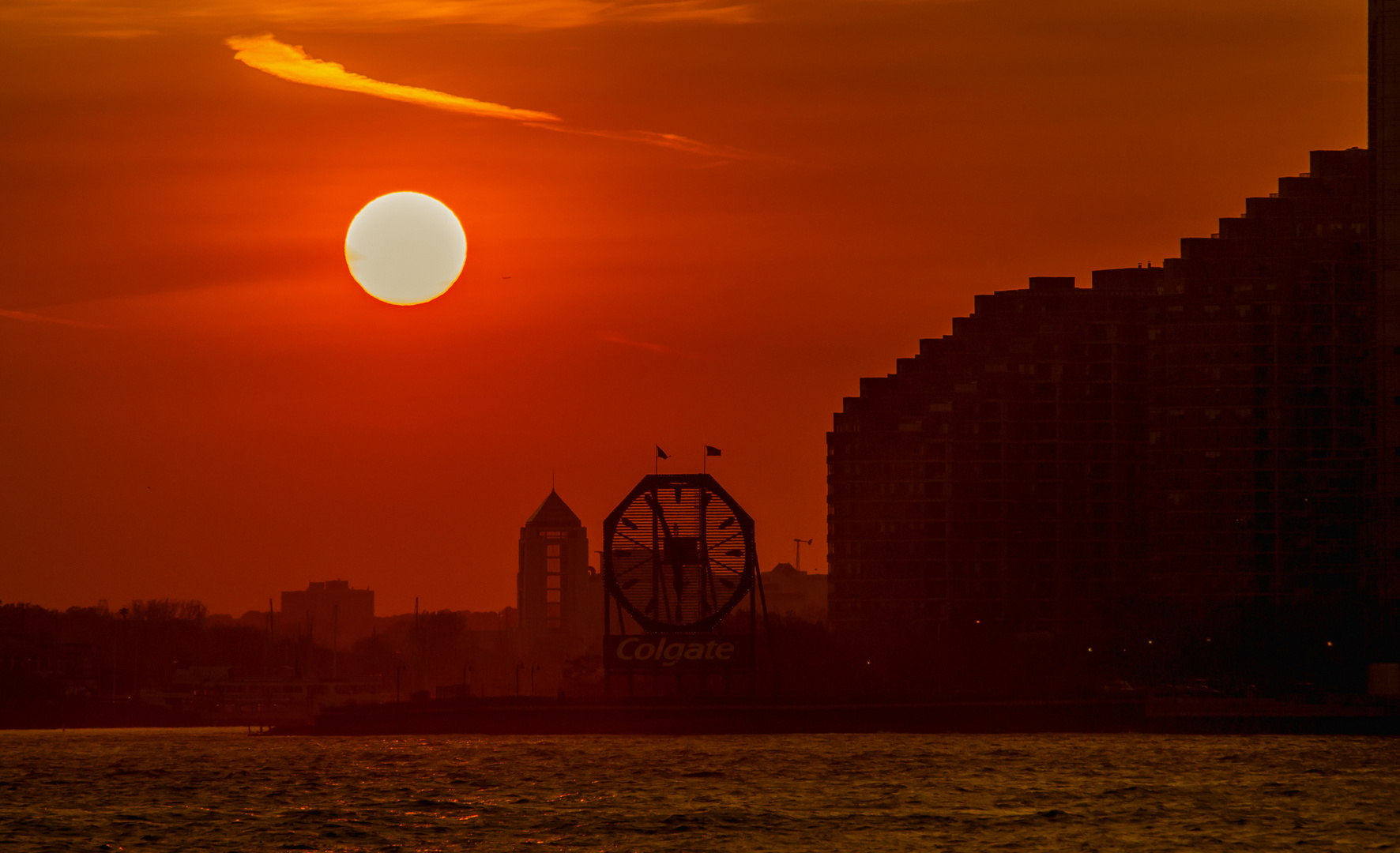 Sonnenuntergang über der Colgate-Uhr/Jersey City/USA