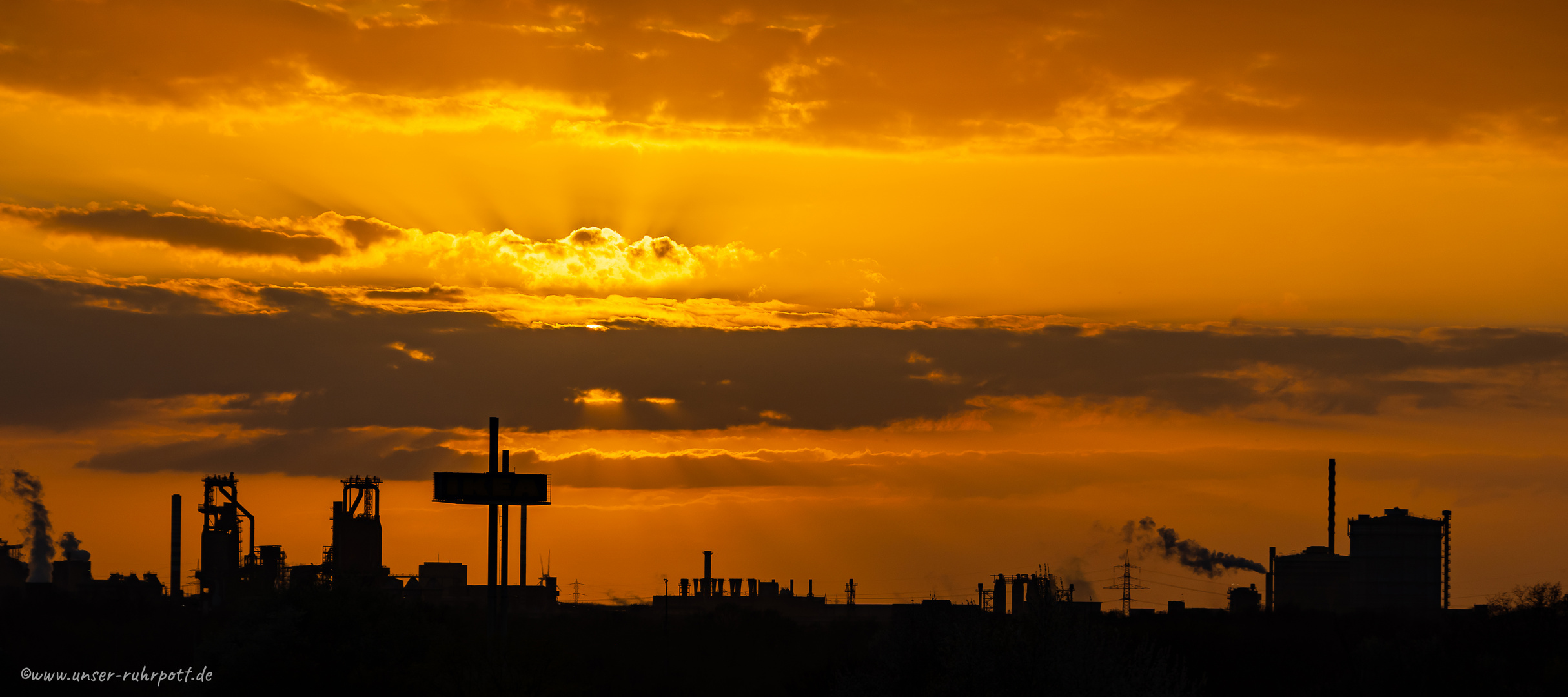 Sonnenuntergang über der Duisburgs Industrie