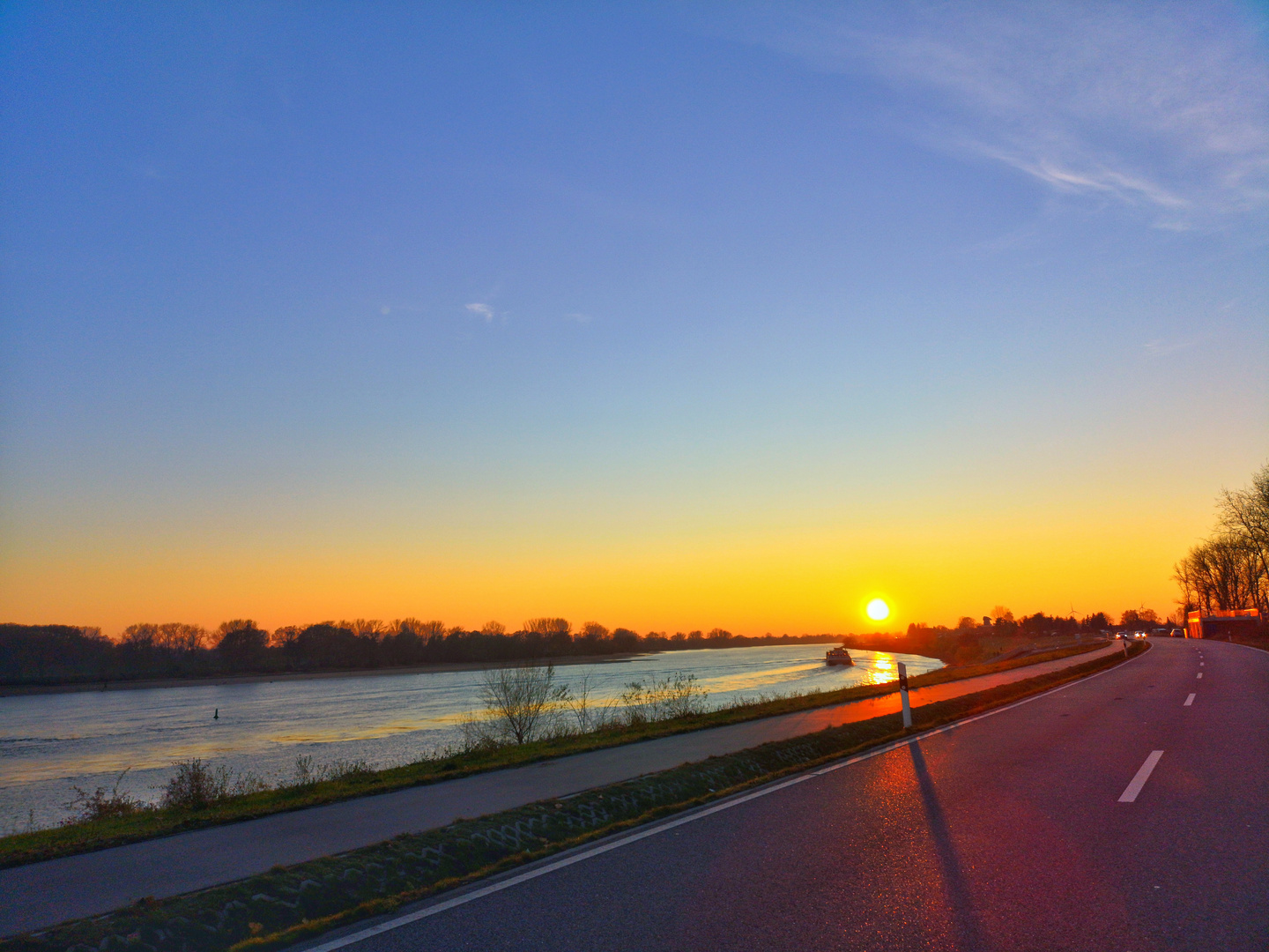 Sonnenuntergang über der Elbe 