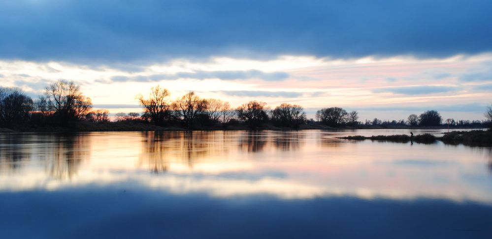 Sonnenuntergang über der Elbe