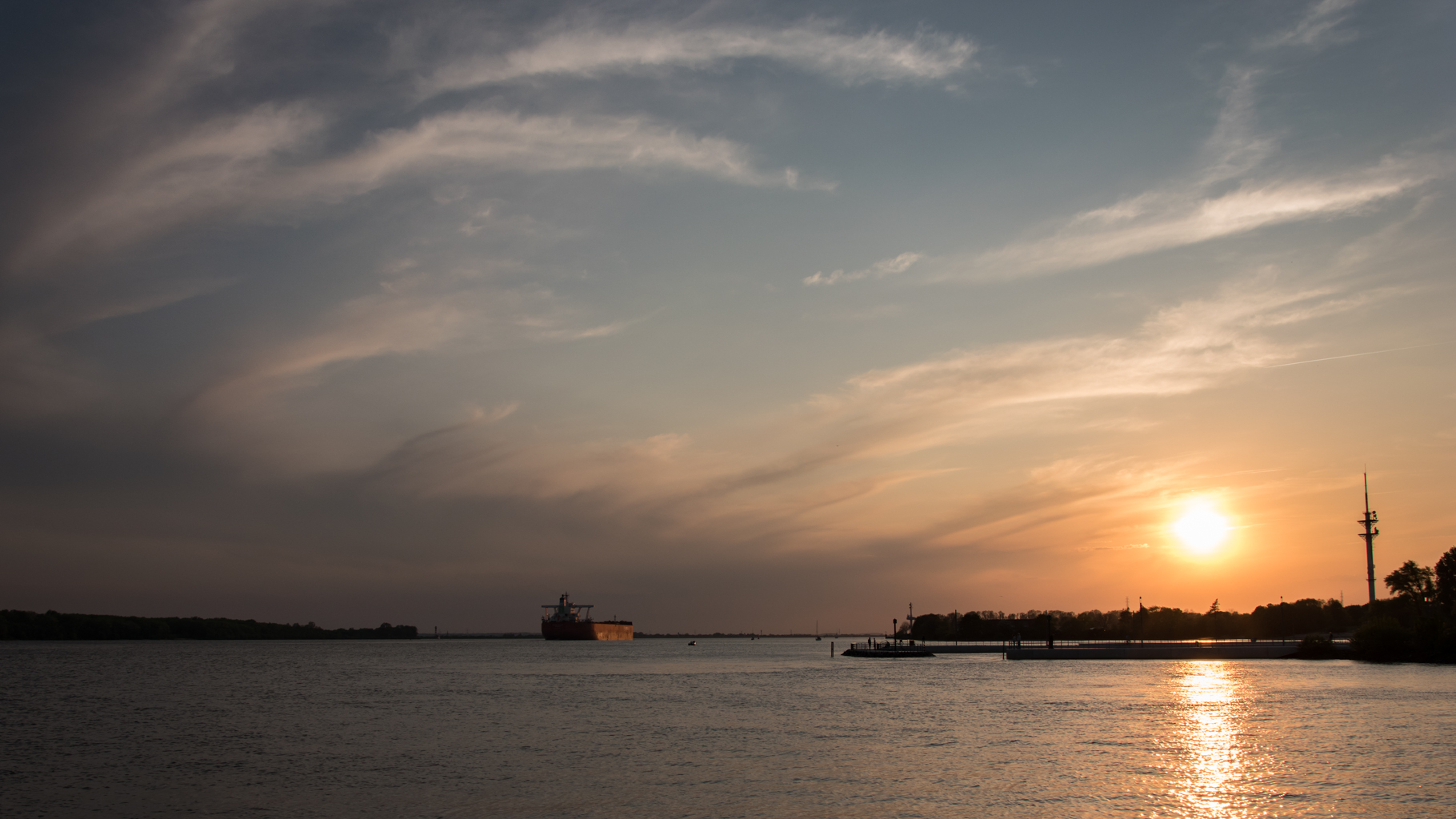 Sonnenuntergang über der Elbe