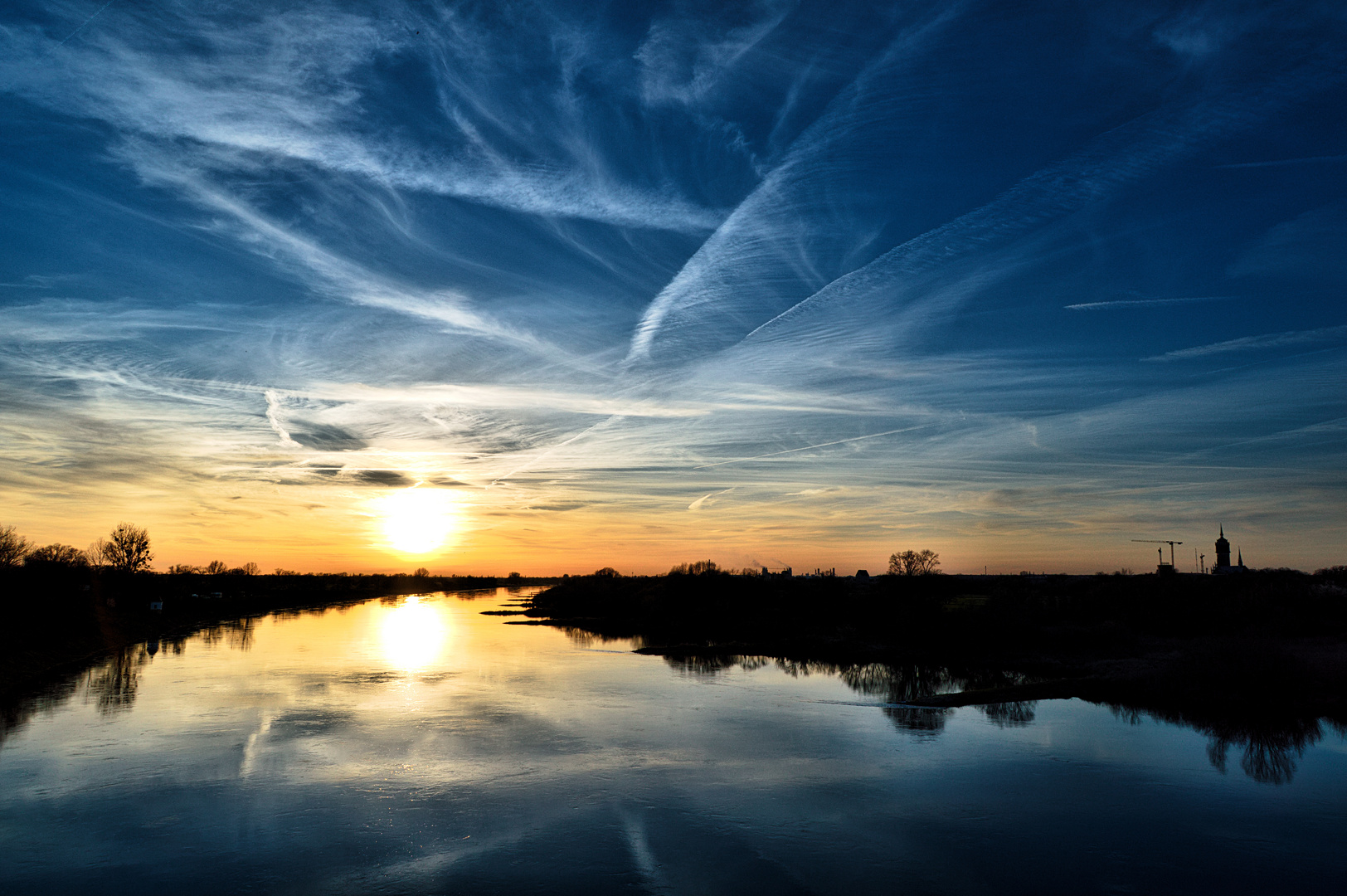 Sonnenuntergang über der Elbe