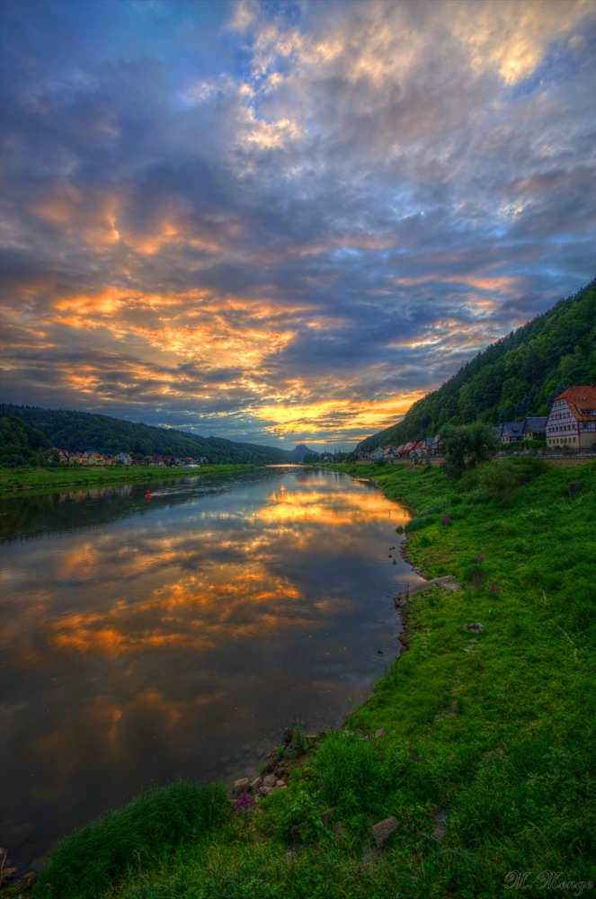 Sonnenuntergang über der Elbe