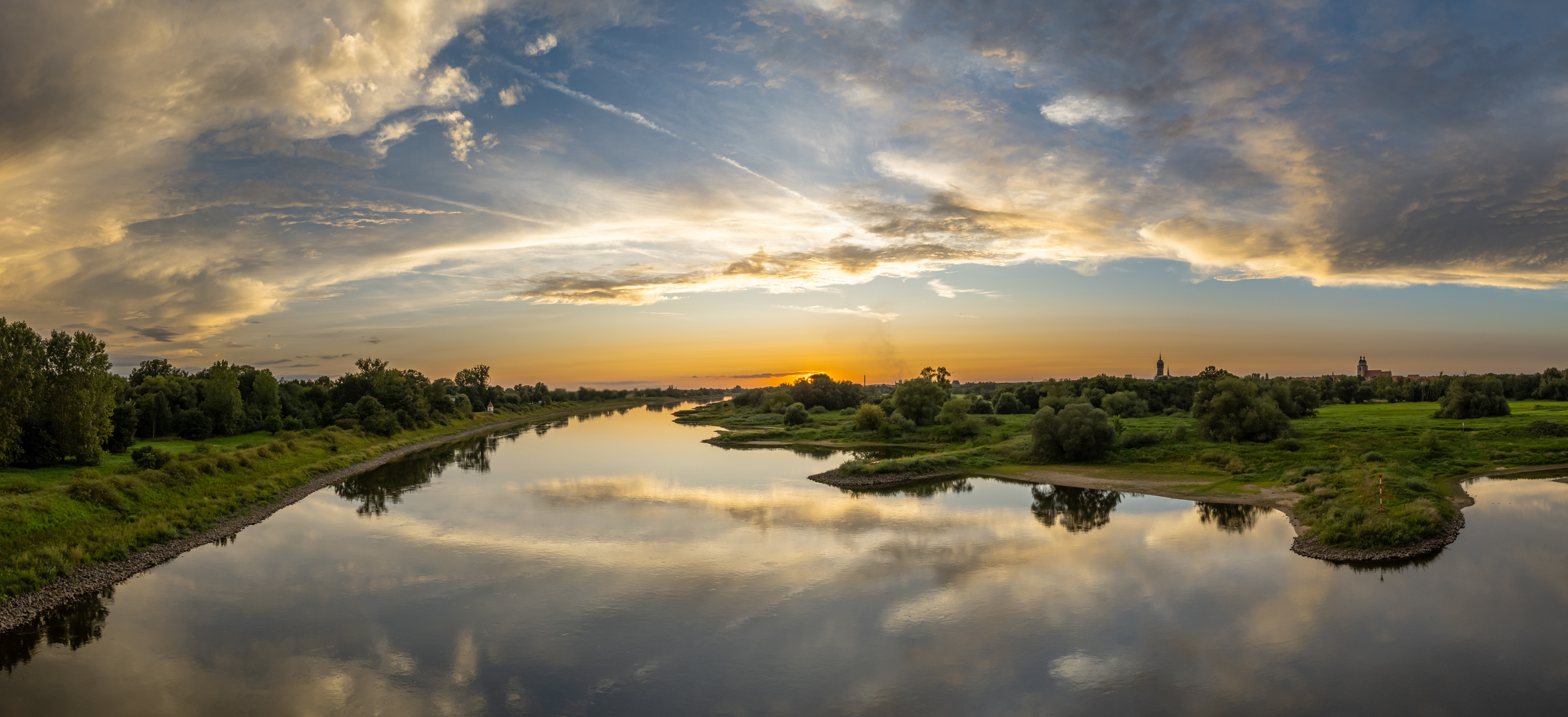 Sonnenuntergang ueber der Elbe