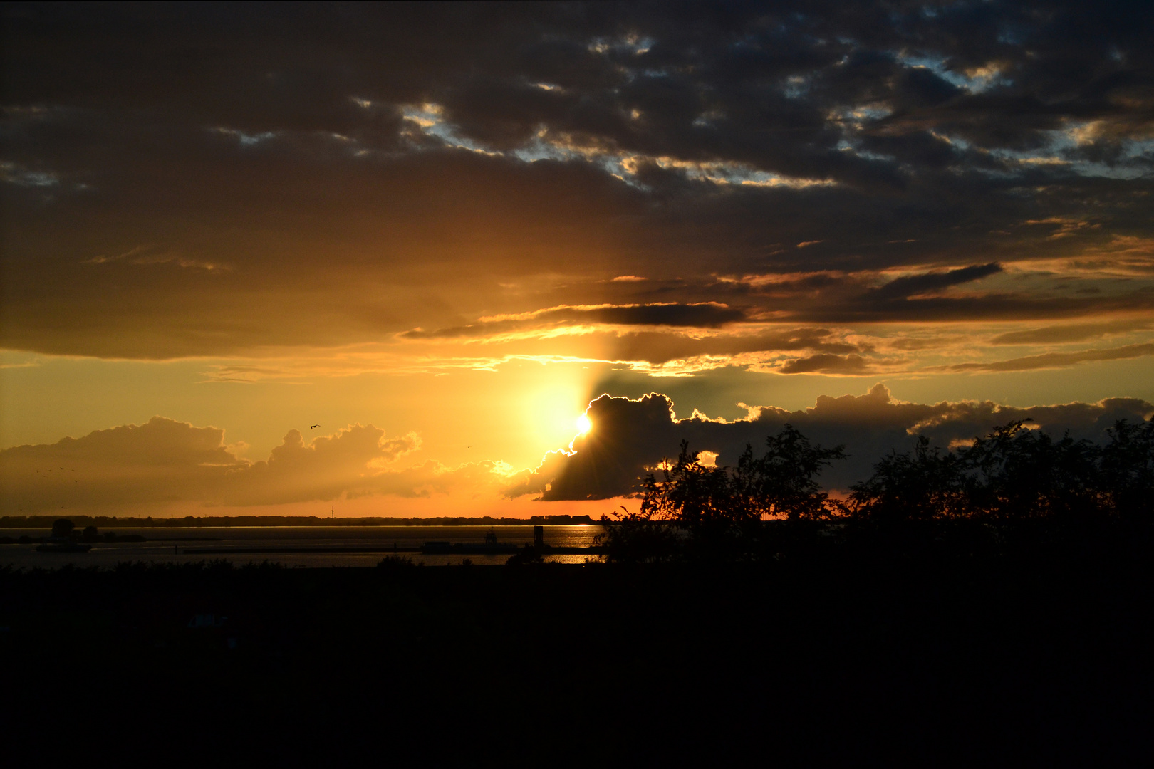 Sonnenuntergang über der Elbe