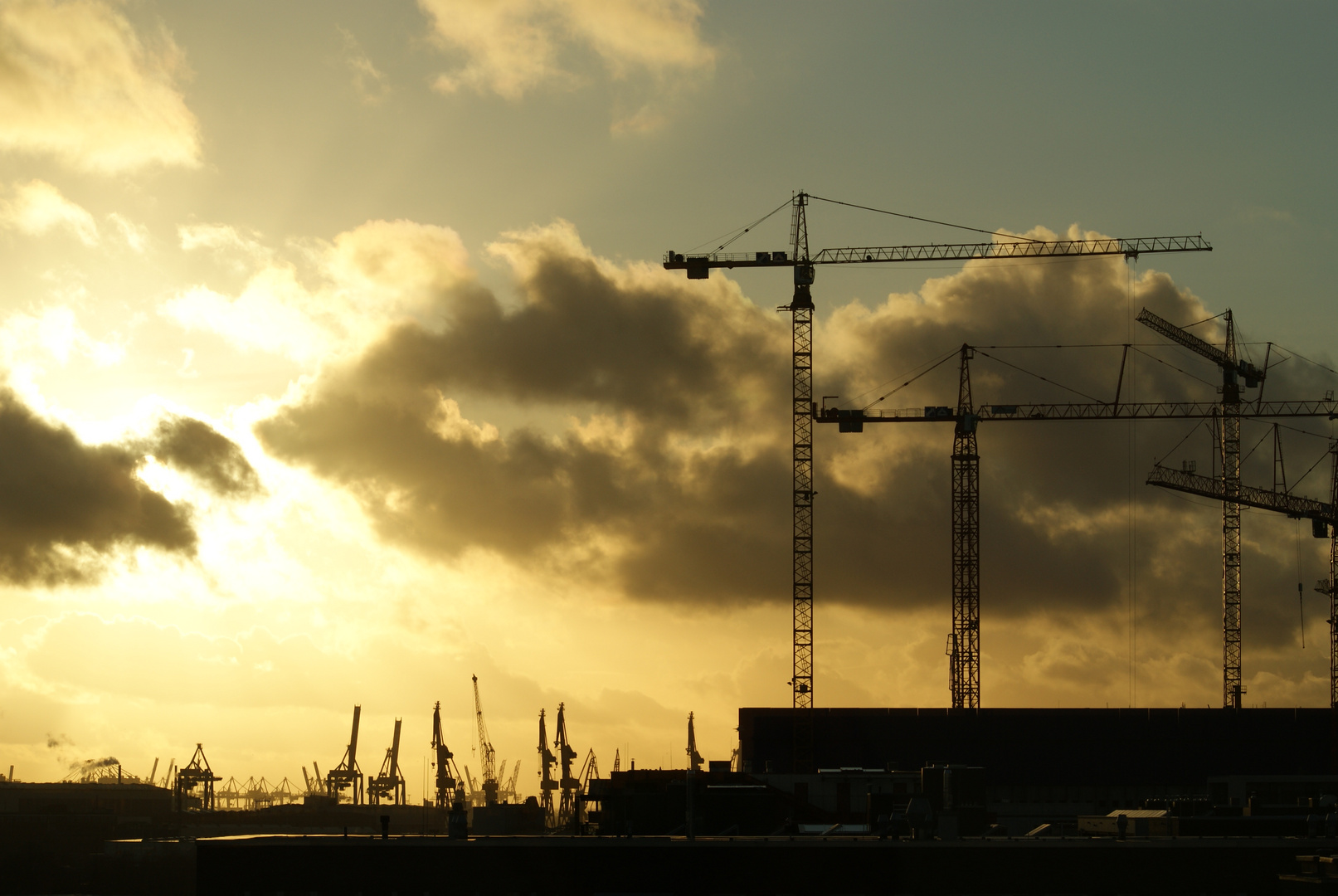 Sonnenuntergang über der Elbphilharmonie