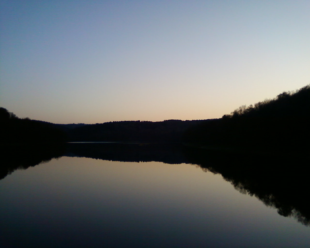 Sonnenuntergang über der Glörtalsperre