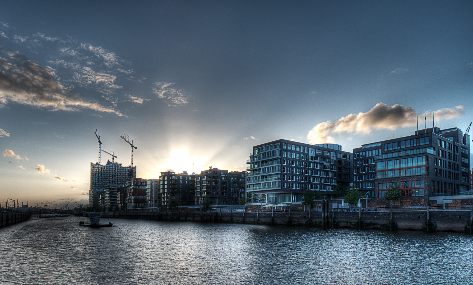 Sonnenuntergang über der Hafencity