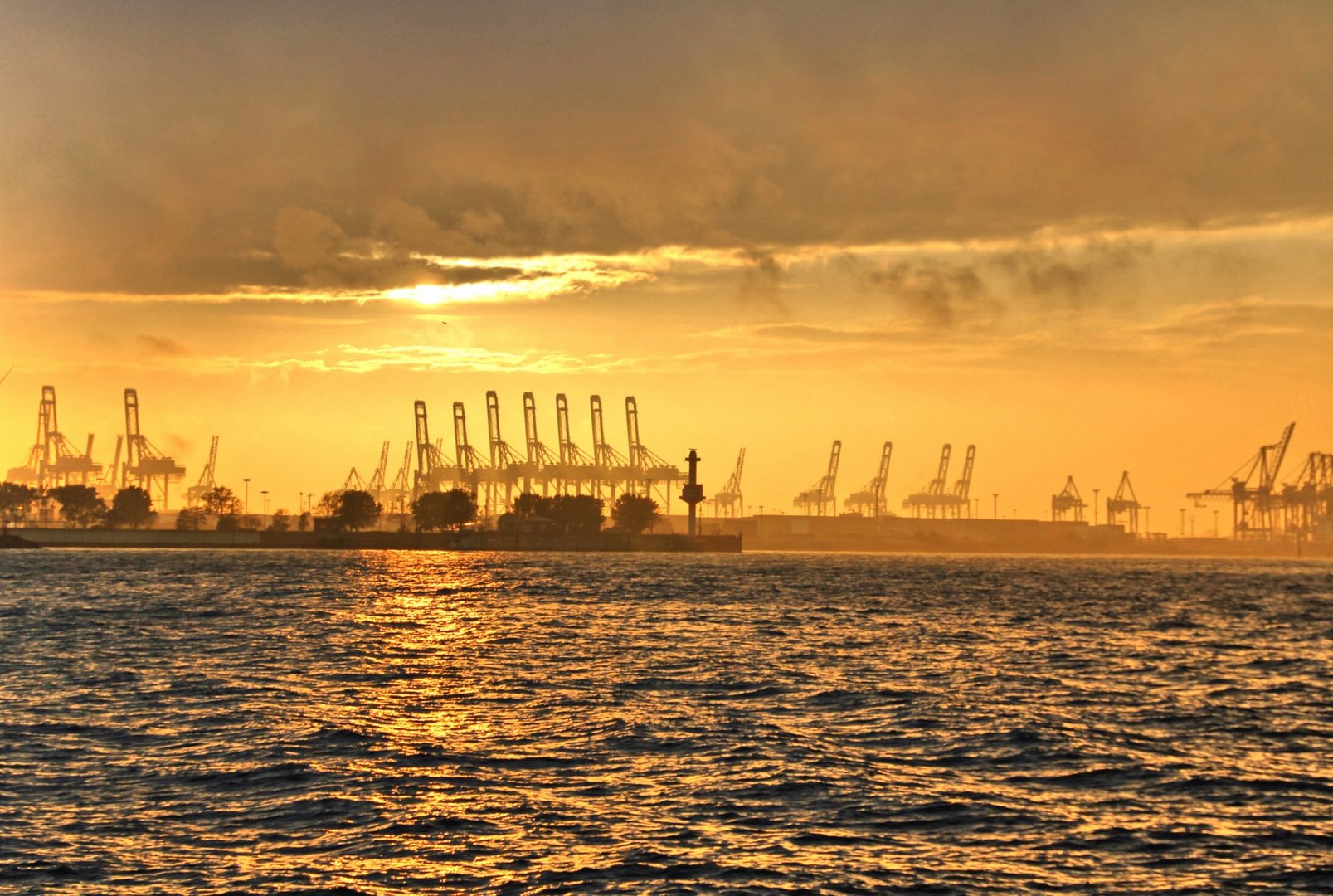 Sonnenuntergang über der Hafenstadt in Hamburg